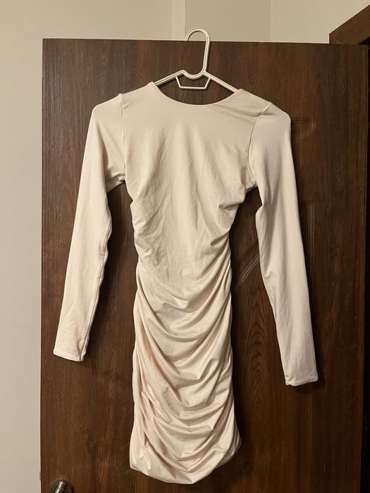 Рокля с гол гръб