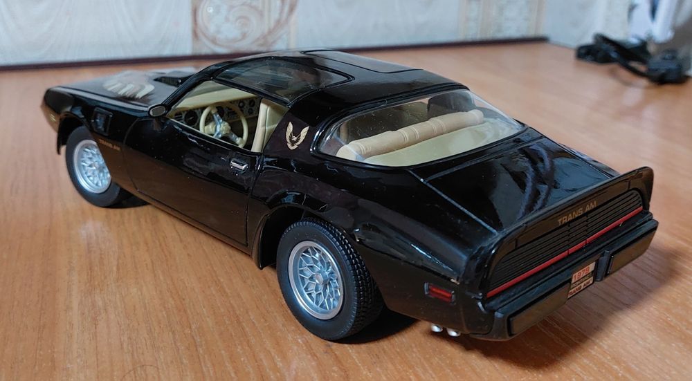 Коллекционная  модель автомобиля 1-18