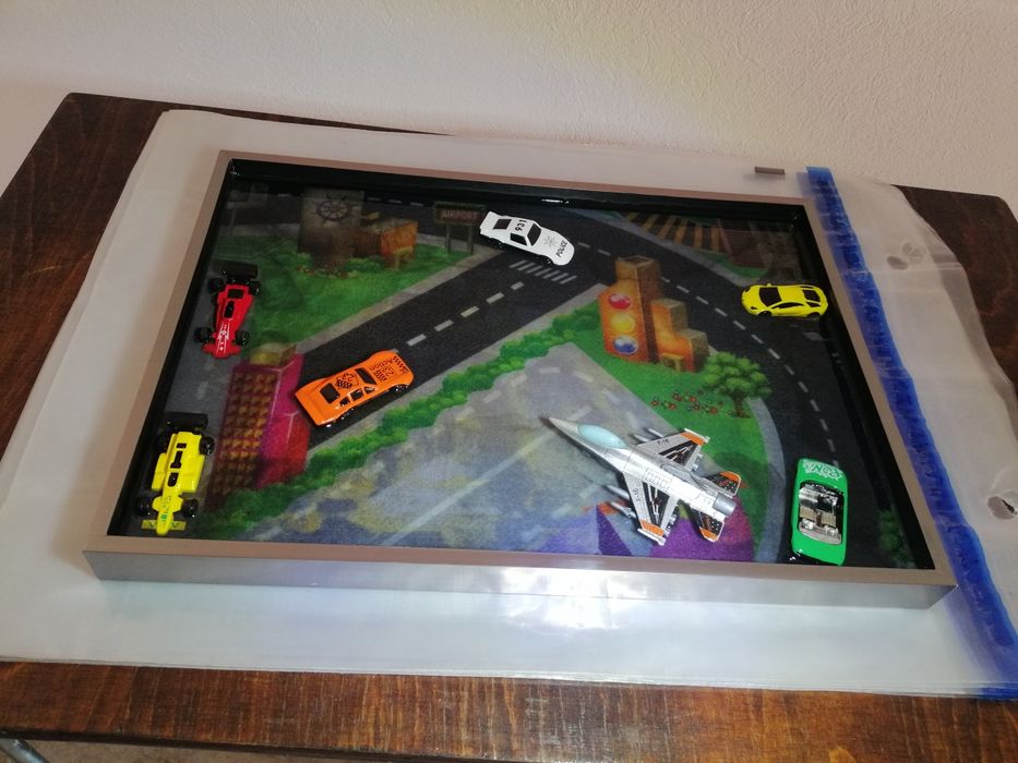 Tablou camera copilului cu masinute stabilizate in rasina epoxy