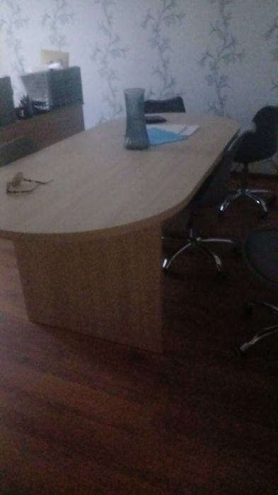 Продаётся офисный стол с стульями