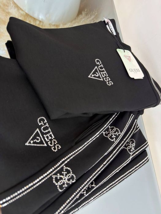 Хитов екип "GUESS" с камъчета