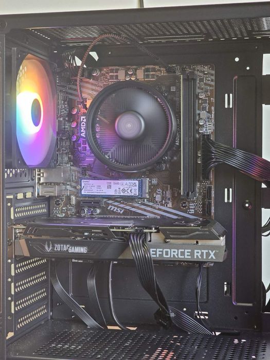 Продавам комплект монитор компютър мишка клавиатура  във гаранция