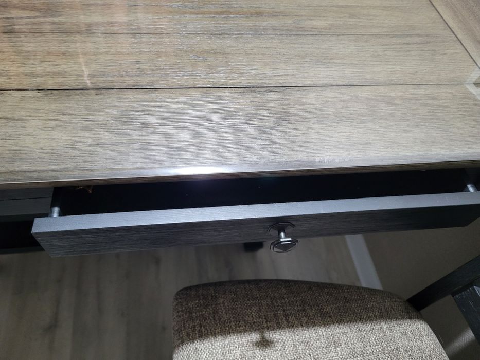 Шикарный стол дерево