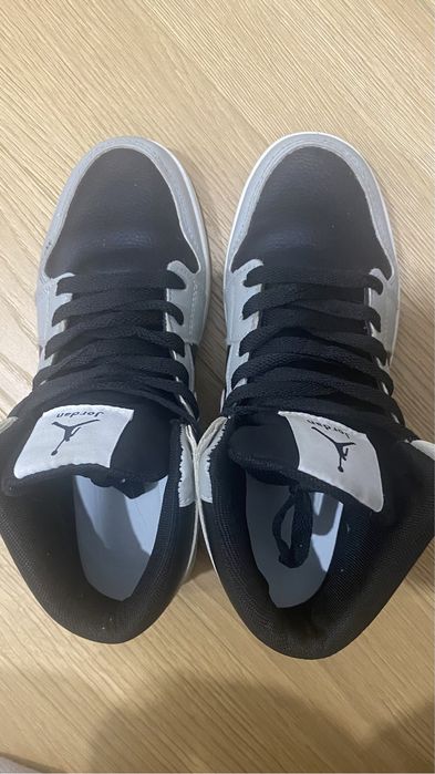 Кроссовки новые 4000