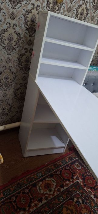 Маникюр столи сотилади