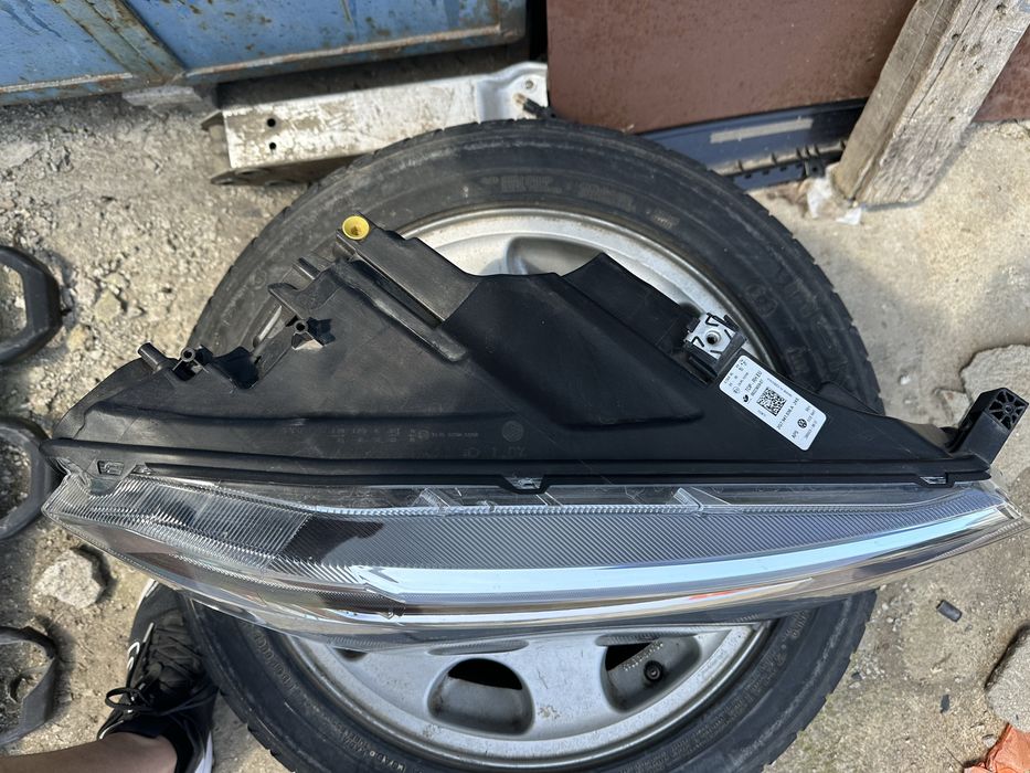 VW Taigo 23г десен фар IQ Led ОеМ