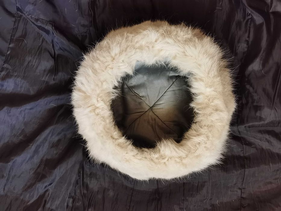 Caciula supradimensionata cu mot dama blana naturala hermelina alba