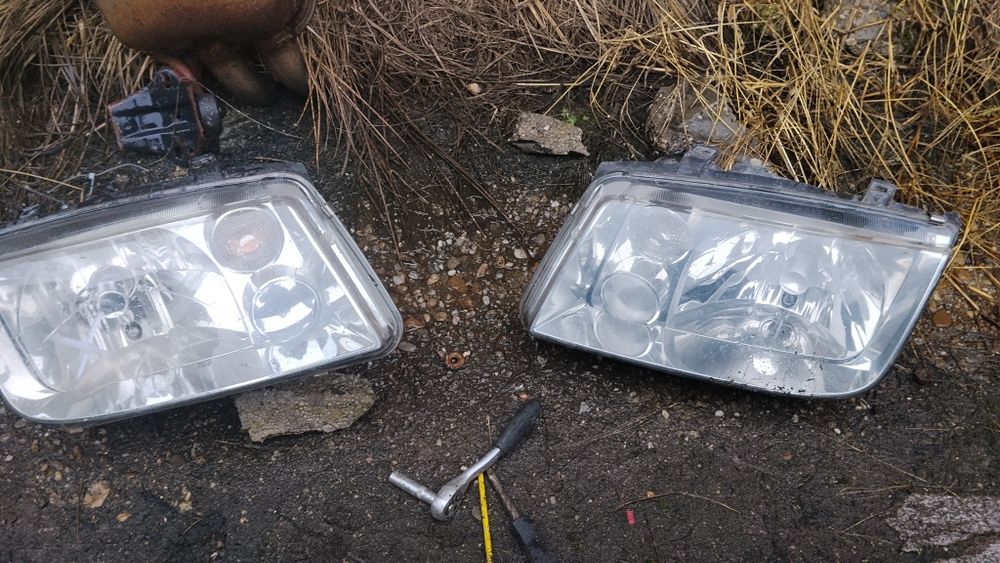 Far Volkswagen Bora. Stanga dreapta