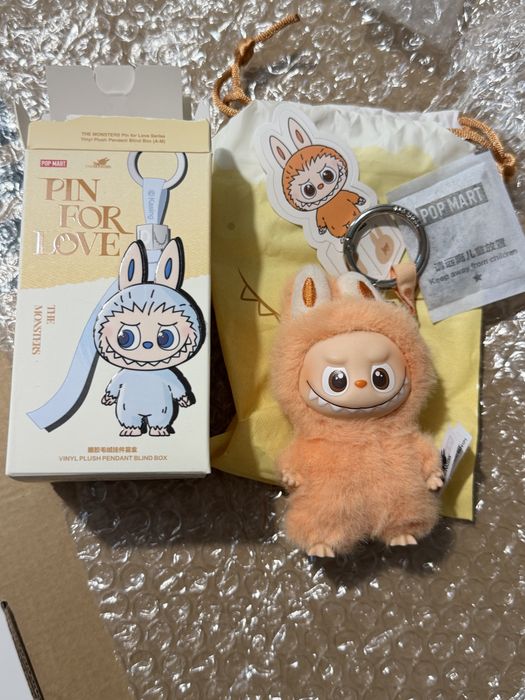 Оригинал The Monsters Pin for Love (Labubu)  Pop Mart  - Буква “J”