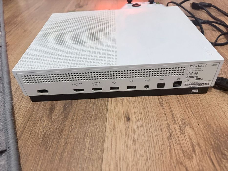 Xbox one s + игра и джойстик