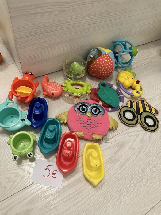 Продавам контейнер с детски играчки