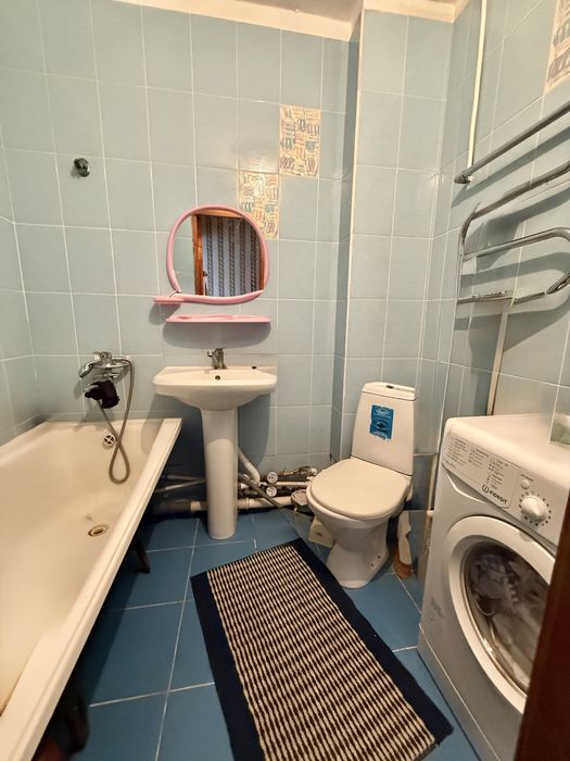 Продам 2 комн квартиру район школьник