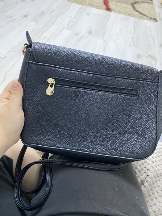 Geanta este fostte frunoasa si eleganta pentru orice varsta