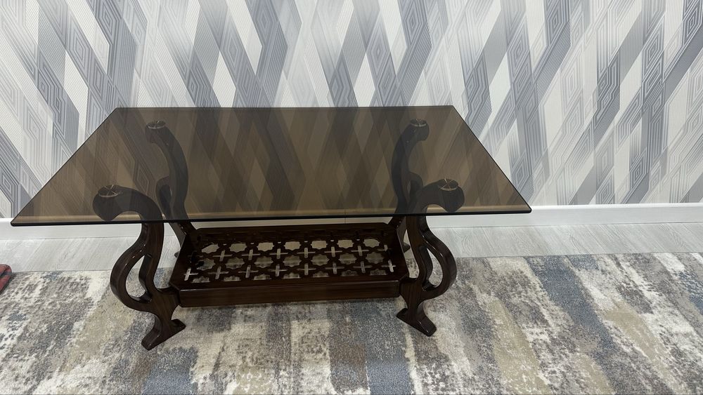 Журналний стол калённий стекло рама из ореха