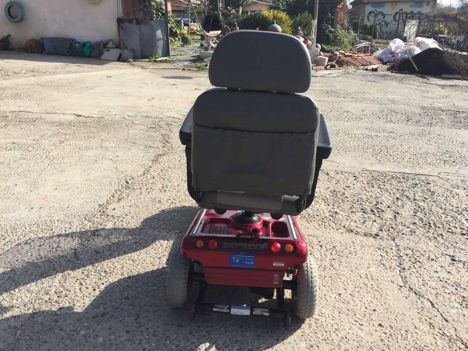 Скутер за трудно подвижни хора или инвалиди