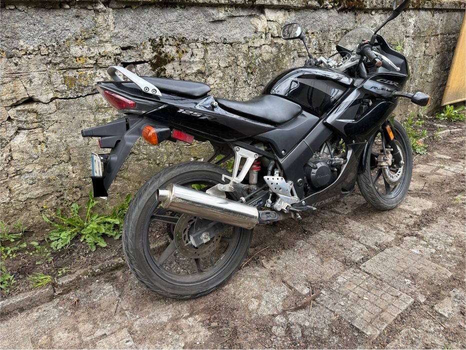 Продава се  HONDA  CBR 125R