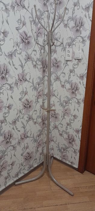 Продам новую вешалка.