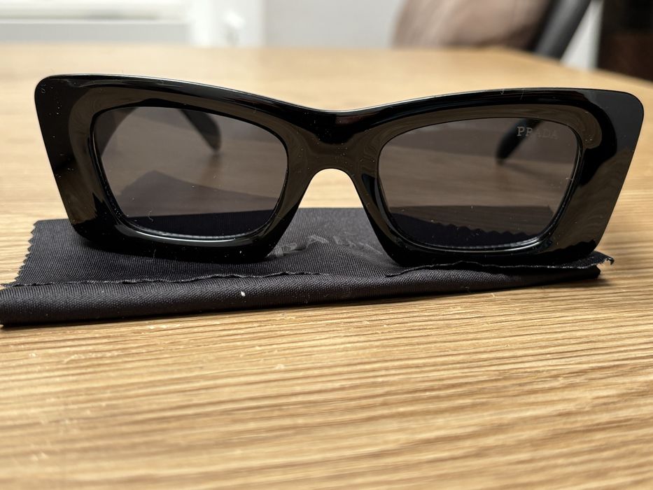 Дамски черни слънчеви очила Prada