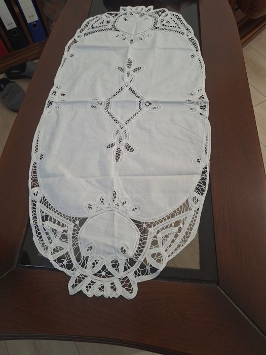 Fata  de  masa  cu  broderie  sparta