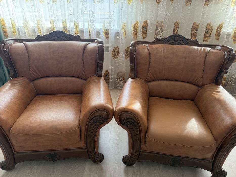 Продам кожаные диван и два кресла