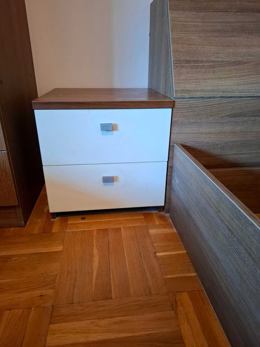 Нощно шкафче с две чекмеджета