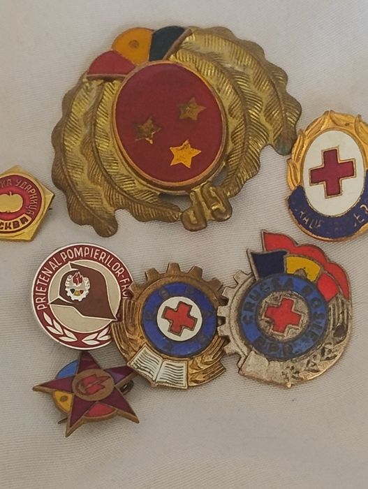 Vând insigne românești
