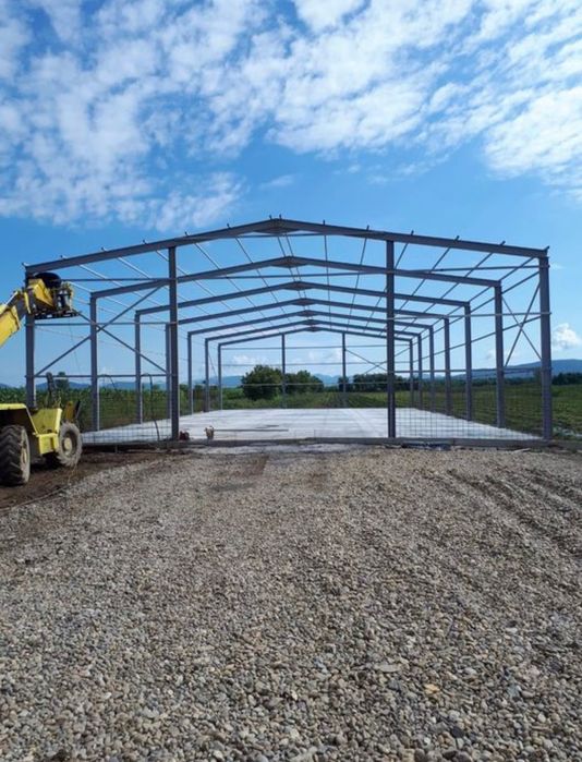Vând hală metalică de pe stoc 10 cu 20 cu 4 m la streașină cu tot cu m