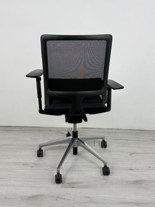 Ергономичен офис стол Sedus с синхронен механизъм и мрежеста облегалка