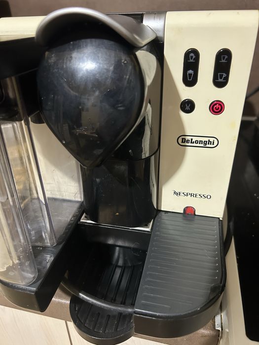 Кафе машина с капсули Delonghi nespresso