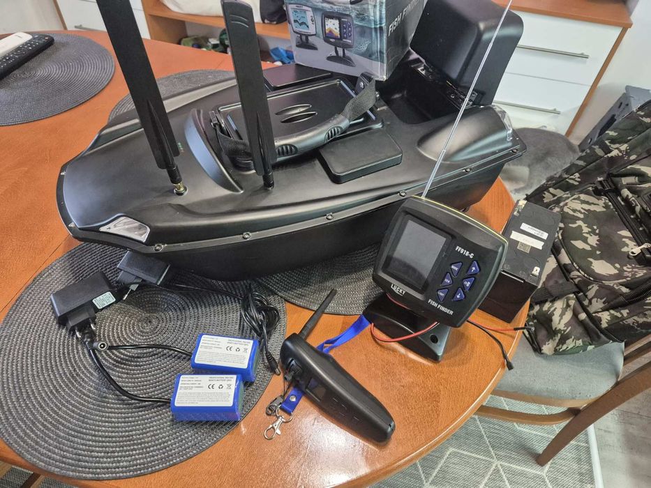 Лодка за захранка Катамаран V888 с вграден сонар