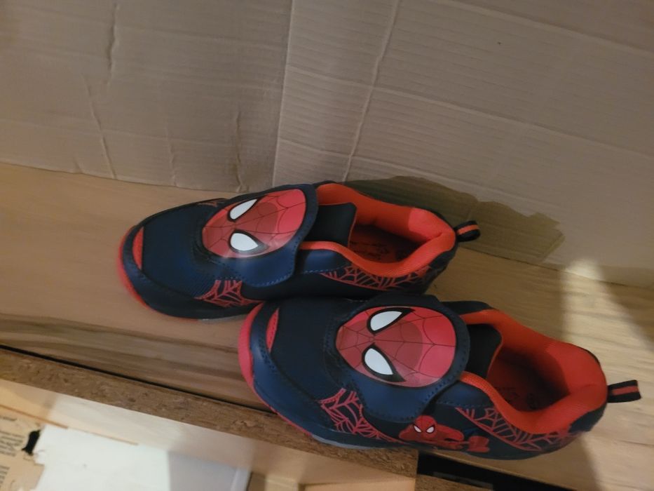 Детски маратонки светещи