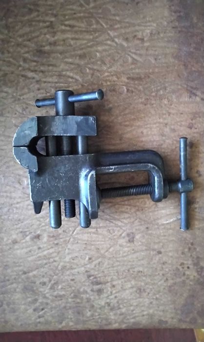 Часовникарско менгеме с наковалня