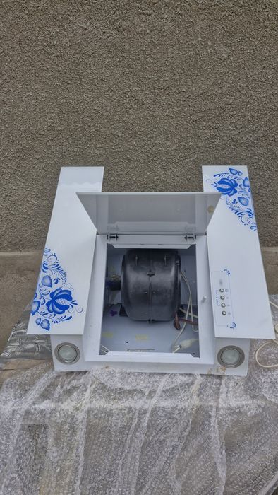 Вытяжка мощная, вертикальная.