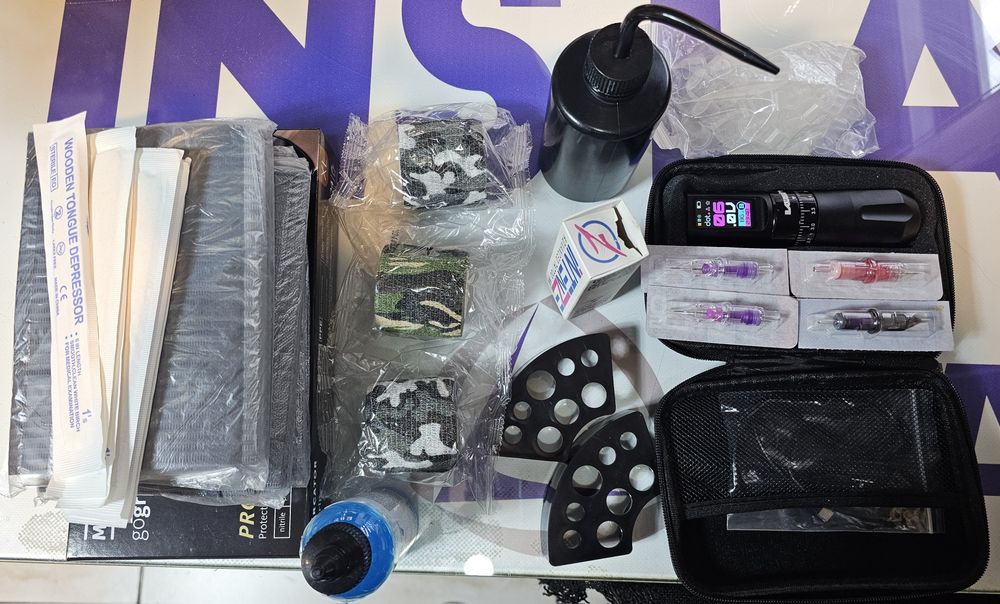 Vând kit de tatuat