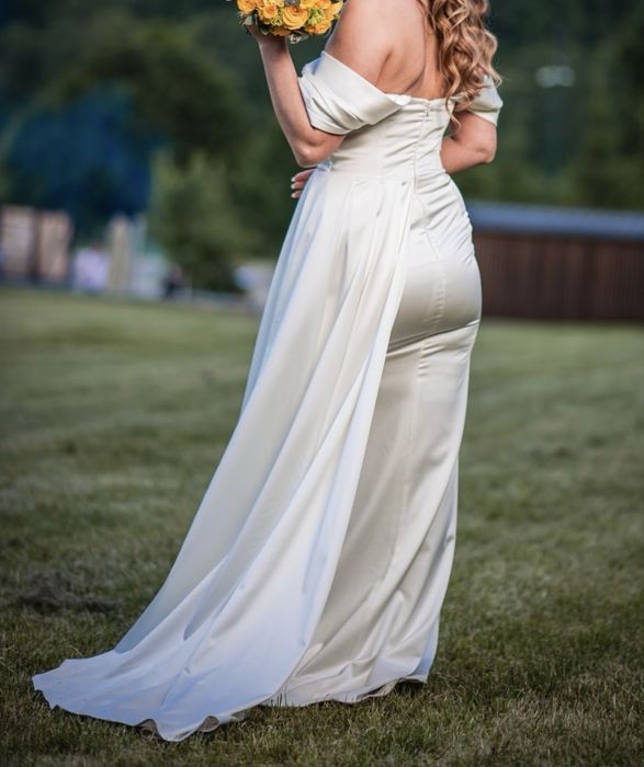 Vand rochie  ivuar  din satin si dantela cu paiete finute arginti