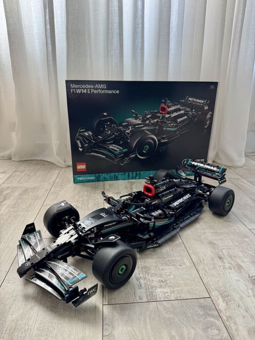 Lego technic f1 42206 и 42171 mercedes redbull ново