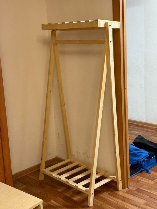 Деревянная вешалка