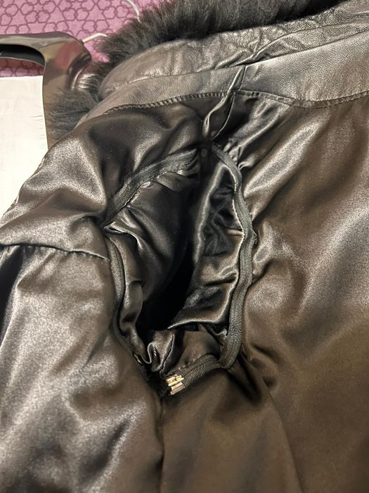 Blana neagra de vulpe cu maneci lungi detasabile.