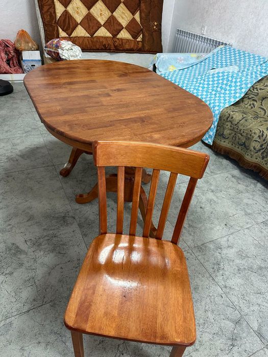 Продам два комплекты стол со стульями