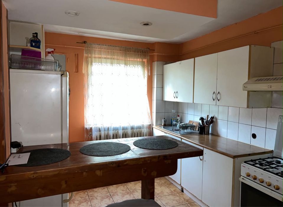 Caut 2 colegi /colege ,pentru inchirierea unui  apartament cu 3 camere decomandat ,situat la 5 minute de mers pe jos de Palas.