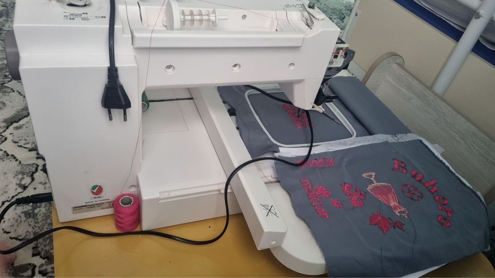 Janome E550 sotiladi yangidek