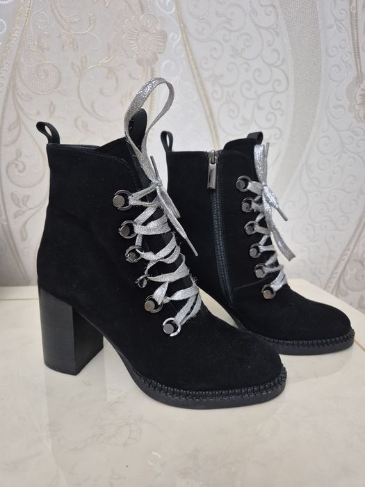 Ботильоны черного цвета,каблук 7,5 см.Качество замши шикарное,разм 36