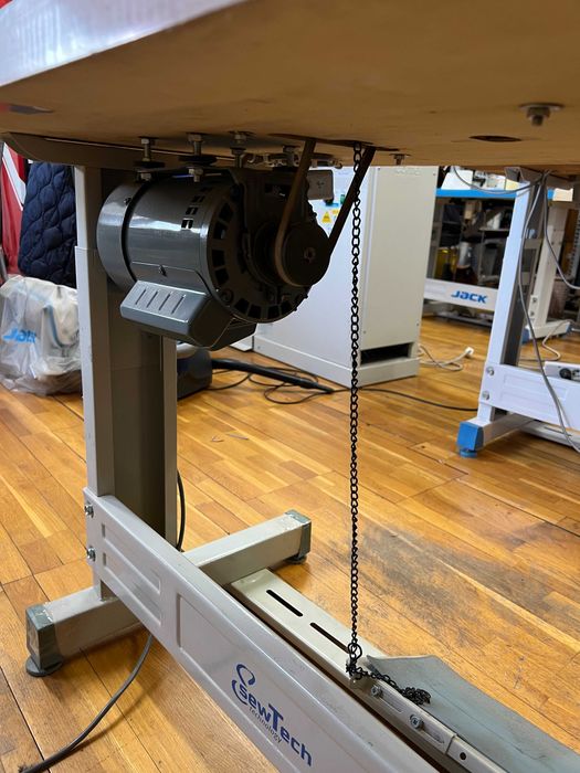 Mașină de cusut nasturi industrială – SewTech – noua