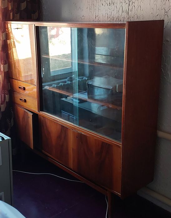 Сервант деревянный