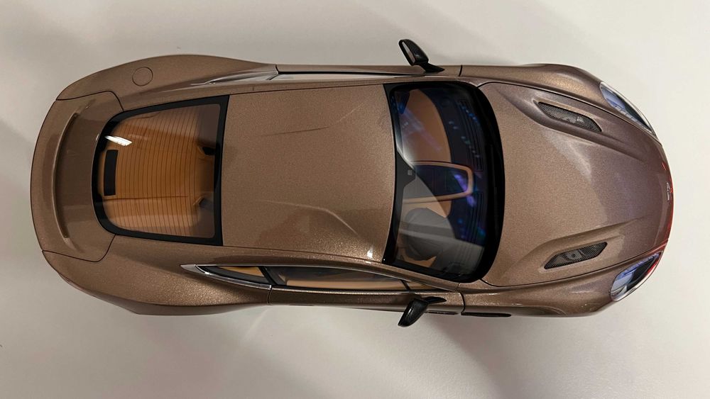 Macheta Aston Martin Vanquish - AUTOart 1:18