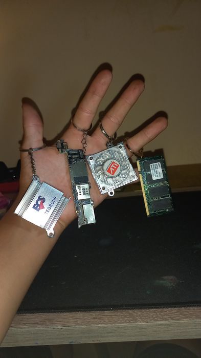 Vând Tech Keychain