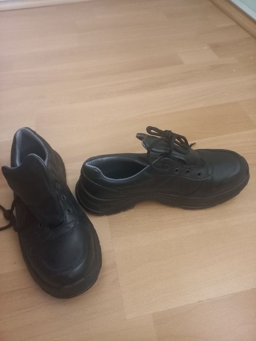 Vând adidași Lenox