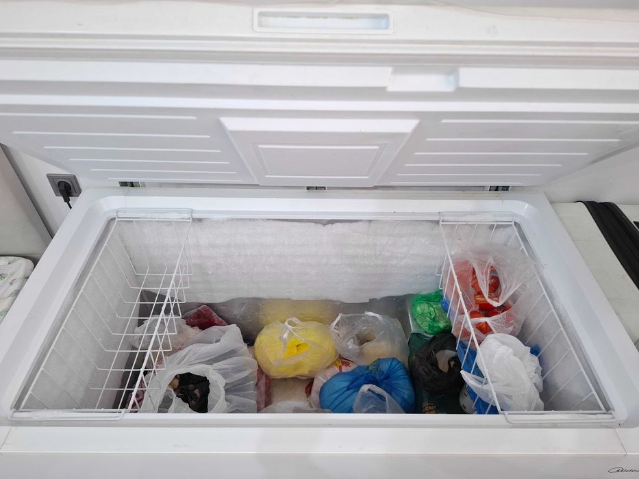 Большой морозильник.