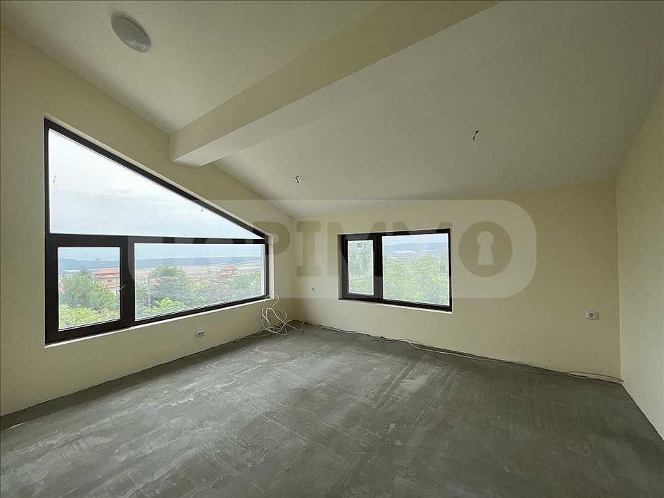 Двуетажна къща в село Рогачево