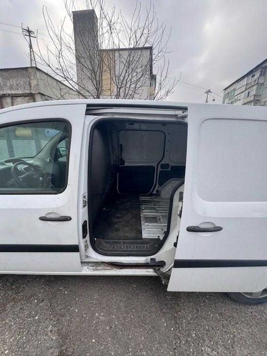 Vand Renault Kangoo /monovolum/ an fabricatie 2015/ doua seturi de cauciucuri/ pret negociabil